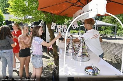 Leerlingen bedenken nieuwe ijssmaak voor IJssalon Huberts