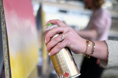 Tweedejaars leerlingen verspreiden liefde met kunstproject